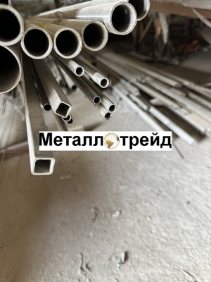 Труба нержавеющая TP 201 L1 25х25х1,5 мм TP 201 L1, EN 10219-2